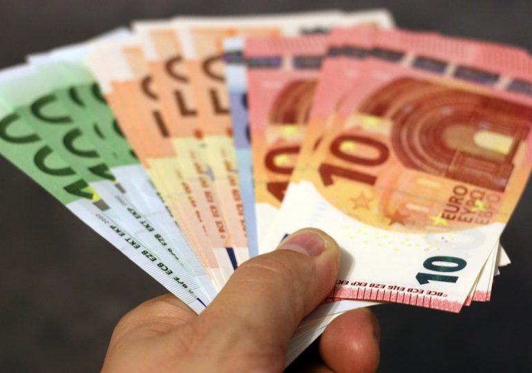 Currency behavior: the euro is ahead of the dollar and pound in growth rates