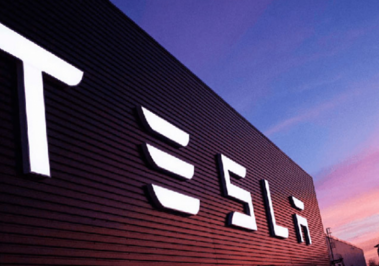 Tesla Motors shares fell 5 percent