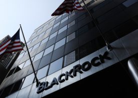 Инвестиционная корпорация BlackRock Inc предпочитает пережить кризис с наличными деньгами